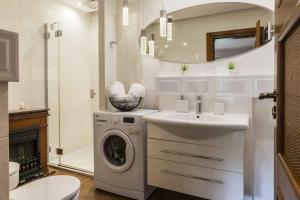 een badkamer met een wasmachine en een wastafel bij Apartament De Lux Cicha Woda in Zakopane