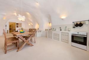 Η κουζίνα ή μικρή κουζίνα στο Cave at White Rock - Private outdoor jacuzzi