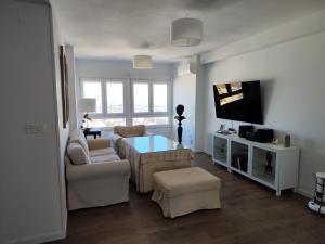 uma sala de estar com um sofá e uma mesa em ENTREOLIVOS em Jaén