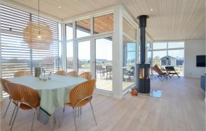 comedor con mesa, sillas y chimenea en Lovely Home In Thisted With Kitchen, en Thisted