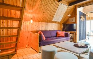 エーベルトフトにあるBeautiful Home In Ebeltoft With 4 Bedrooms And Wifiの紫色のソファとテーブル付きのリビングルーム