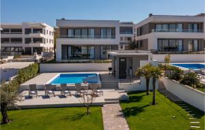 - une vue extérieure sur une villa avec une piscine dans l'établissement Gorgeous Home In Zidarici With Kitchen, à Vantačići