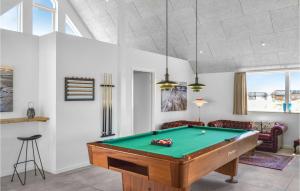 リンケビングにあるNice Home In Ringkbing With 5 Bedrooms, Sauna And Indoor Swimming Poolのリビングルーム(ビリヤード台付)