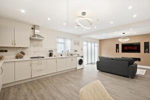 Ett kök eller pentry på Luxurious 4 Bed House, Solihull, NEC, Airport, Business & Leisure Stays - Wisteria House