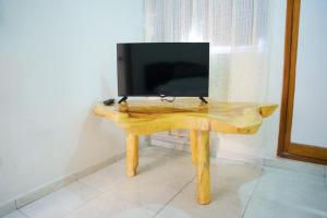 una mesa de madera con TV encima. en Hermoso y cómodo apartaestudio!, en Barranquilla