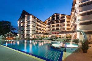 Bazén v ubytování Regency Angkor Hotel nebo v jeho okolí