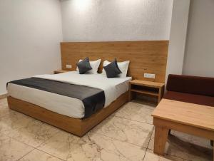 Кровать или кровати в номере Sonu Guesthouse & Hostel