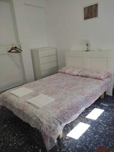 バレンシアにあるApartamento Cuatro Carreresのベッドルーム1室(ピンクのベッドカバー付)
