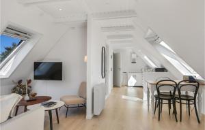 Μια τηλεόραση ή/και κέντρο ψυχαγωγίας στο 4 Bedroom Beautiful Home In Skagen