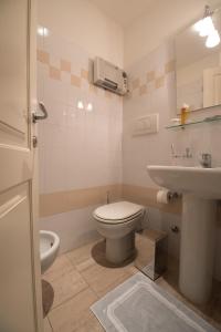 un bagno con un water e un lavandino di Onda Marina Residence Rta a Marina di Pietrasanta