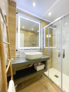 a bathroom with a sink and a shower at So Sweet Center of Faro Flat in Faro
