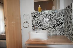 y baño con lavabo y azulejos blancos y negros. en Taunton House en Great Yarmouth