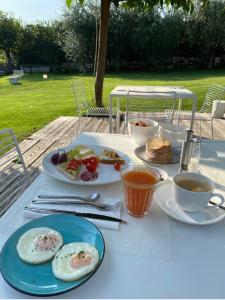 uma mesa com pratos de comida e chávenas de café em B&B Panorama Cinque em Salò