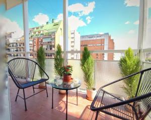 un balcón con 2 sillas y una mesa en el balcón en Alquiler Departamento Temporario de 3 Ambientes, Quintana al 500, Recoleta. en Buenos Aires