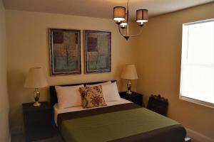 ein Schlafzimmer mit einem Bett, zwei Lampen und einem Fenster in der Unterkunft The Gateway in Grand Forks