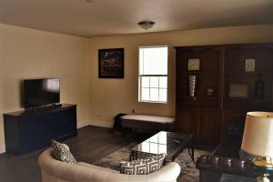 ein Wohnzimmer mit einem Sofa und einem TV in der Unterkunft The Gateway in Grand Forks