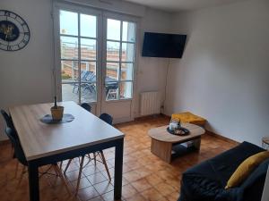 TV a/nebo společenská místnost v ubytování Maison chaleureuse avec terrasse et vue baie