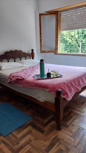 Una cama con una mesa con una bandeja de comida. en Zafiro Mar del Plata en Mar del Plata