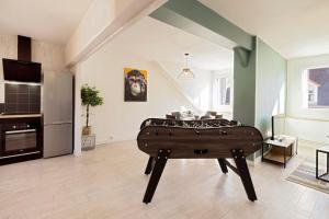 salon z pianinem na środku pokoju w obiekcie Le Convivial F - tout équipé - Centre-Ville Gare w mieście Montluçon +12 zdjęć