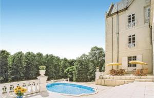 una casa con piscina en el patio en Beautiful Home In Ardentes With 10 Bedrooms, Internet And Outdoor Swimming Pool, en Bonnet