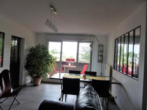 a living room with a table and chairs at Appartement cosy 4 personnes in Mâcon