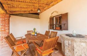 a dining room with a wooden table and chairs at 2 Bedroom Pet Friendly Home In Silo in Šilo
