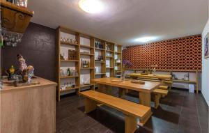 Fotografie z fotogalerie ubytování Gorgeous Home In Mravince With Sauna v destinaci Mravince