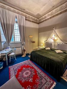 Guest House Santa Giustina Lucca Centro Storico في لوكّا: غرفة نوم بسرير وسجادة حمراء