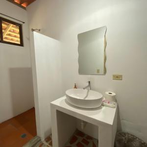Vannituba majutusasutuses La Qhia Eco Retreat