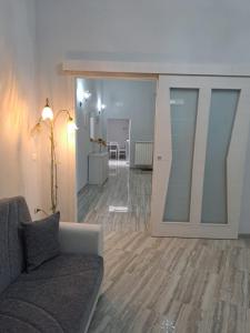 una sala de estar con sofá y una habitación con comedor. en Casa Rosy en Lucera