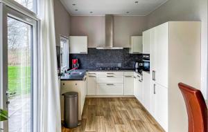 Kuchyň nebo kuchyňský kout v ubytování 2 Bedroom Cozy Home In Oosterwolde