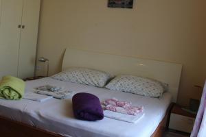 un lit avec trois chapeaux au-dessus dans l'établissement Apartman Zaton, à Zaton