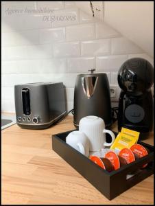 Příslušenství pro přípravu čaje a kávy v ubytování La Normandie by Minnie