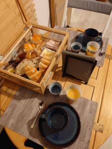 una mesa con una bandeja de pan y zumo de naranja en Cigaléo, Chambre d'hôtes dans le Var, en Carnoules