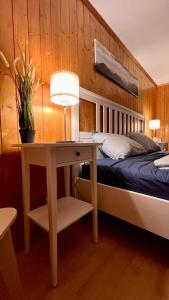Schlafzimmer mit einem Bett und einem Tisch mit einem Schreibtisch in der Unterkunft CLOUD No3, Interlaken in Matten