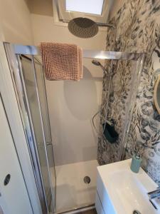 W łazience znajduje się prysznic i umywalka. w obiekcie Le Ochette Di Stresa w mieście Stresa