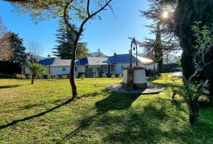 una casa con una estatua en medio de un campo en EL SUEÑO DE LOS MOLINOS en Los Molinos