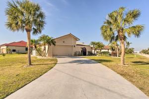 une allée avec des palmiers en face d'une maison dans l'établissement Punta Gorda Canal Home with Private Pool!, à Punta Gorda