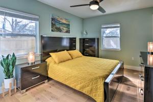 um quarto com uma cama e uma ventoinha de tecto em Emerald Coast Vacation Rental 1 Mi to Beach em Shalimar