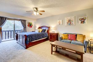 a bedroom with a bed and a couch at Holiday Island Vacation Rental with 2 Balconies in Holiday Island
