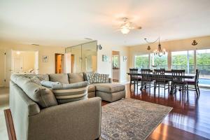uma sala de estar com um sofá e uma sala de jantar em Riviera Beach Vacation Home with Pool Walk to Beach em Riviera Beach