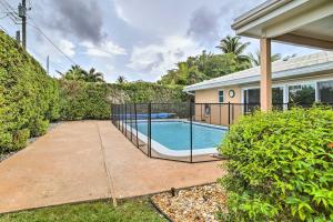 una casa con piscina en un patio en Riviera Beach Vacation Home with Pool Walk to Beach, en Riviera Beach