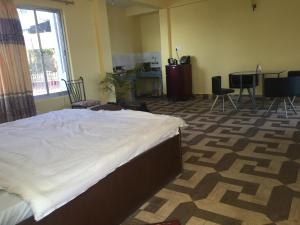 Una cama o camas en una habitación de Hello Inn Guest House & Apartment
