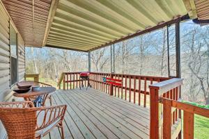 une grande terrasse en bois avec un grill et des chaises. dans l'établissement Missouri Retreat about 7 Mi to Silver Dollar City, à Branson West