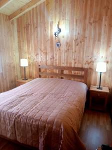 Tempat tidur dalam kamar di Cabaña espectacular