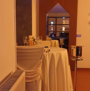 una mesa con mantel blanco y copas de vino en Le Stanze di Morgana intero appartam. Monterotondo, en Monterotondo