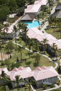 an aerial view of a resort with a pool and palm trees at Hotel Le Recif, Ile de la Reunion in Saint-Gilles-les-Bains