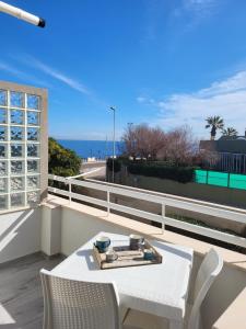 una mesa y sillas en un balcón con vistas al océano en Casa al Mare, en Bari