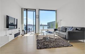 un soggiorno con divano e tavolo di Amazing Apartment In Korsr With Kitchen a Korsør