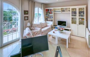 uma sala de estar com um sofá e uma mesa em Nice Home In Cabrils With House A Mountain View em Cambrils